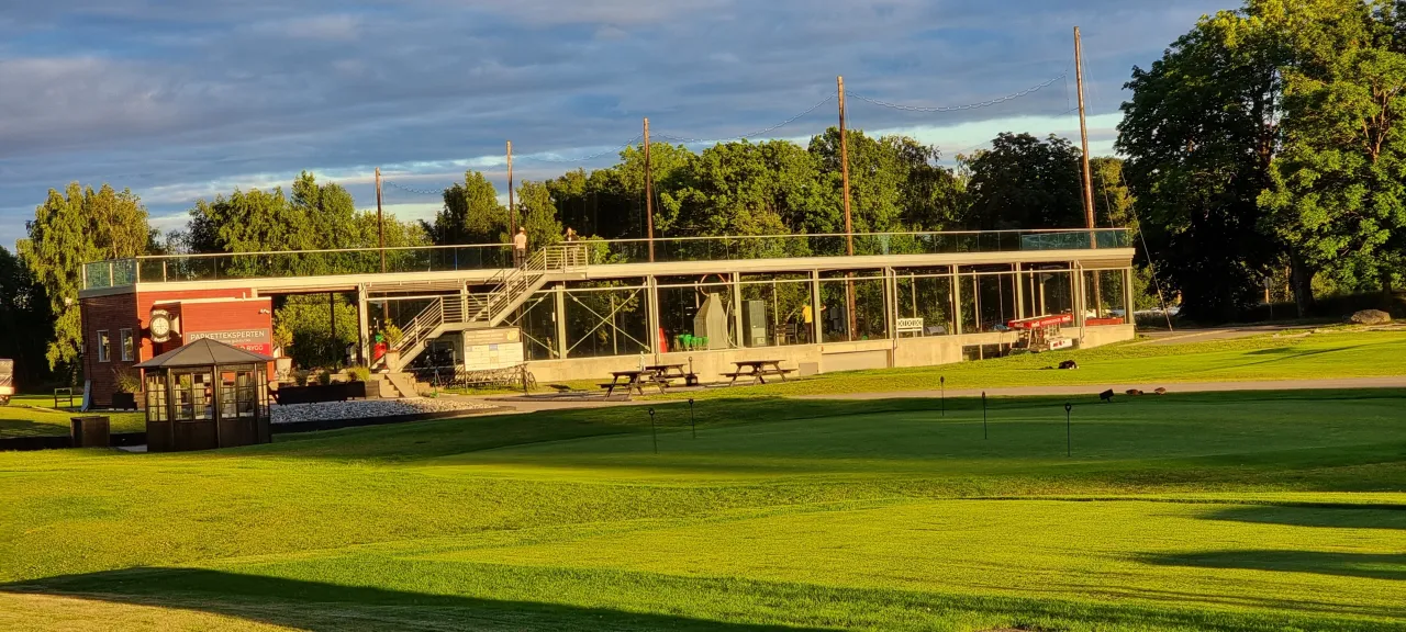 Driving range golfbane